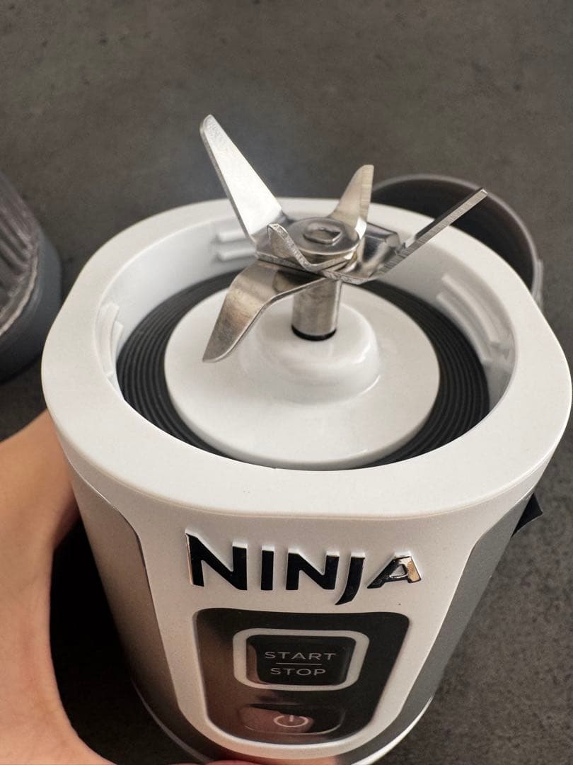 美品　Ninja BLAST コードレスミキサー BC151JWH