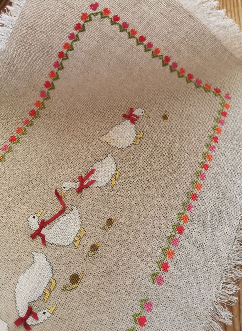 ヴィンテージフランス 赤リボンアヒルと蝸牛の行進 手刺繍クロスステッチ 麻クロス