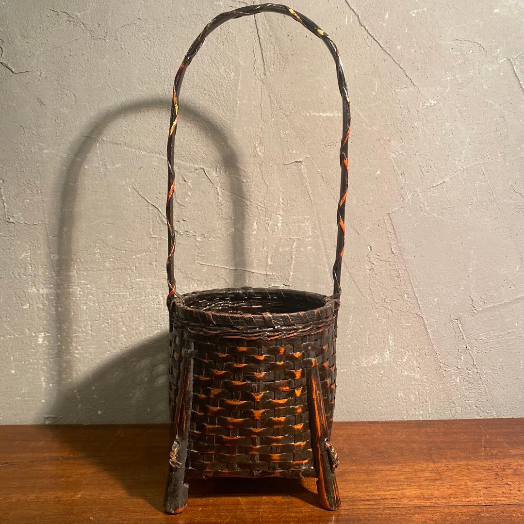 竹製花籠 骨董品 時代物 竹細工 漆 持ち手付き 手編み 古道具 花器