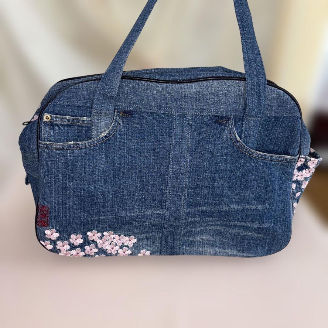 絡繰魂デニムパンツのリサイクル品￼ 桜刺繍デニムボストンバッグ