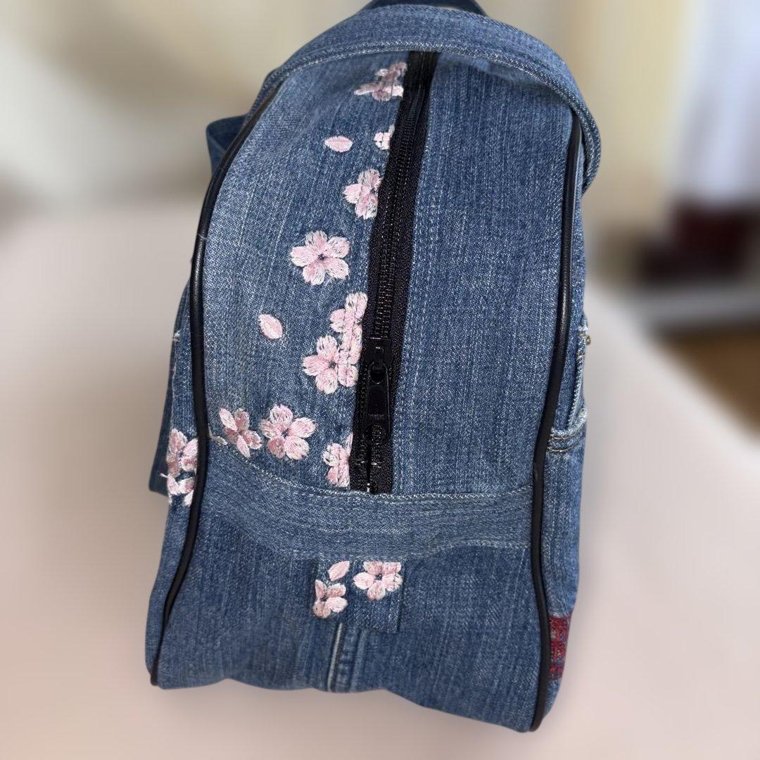 絡繰魂デニムパンツのリサイクル品￼ 桜刺繍デニムボストンバッグ