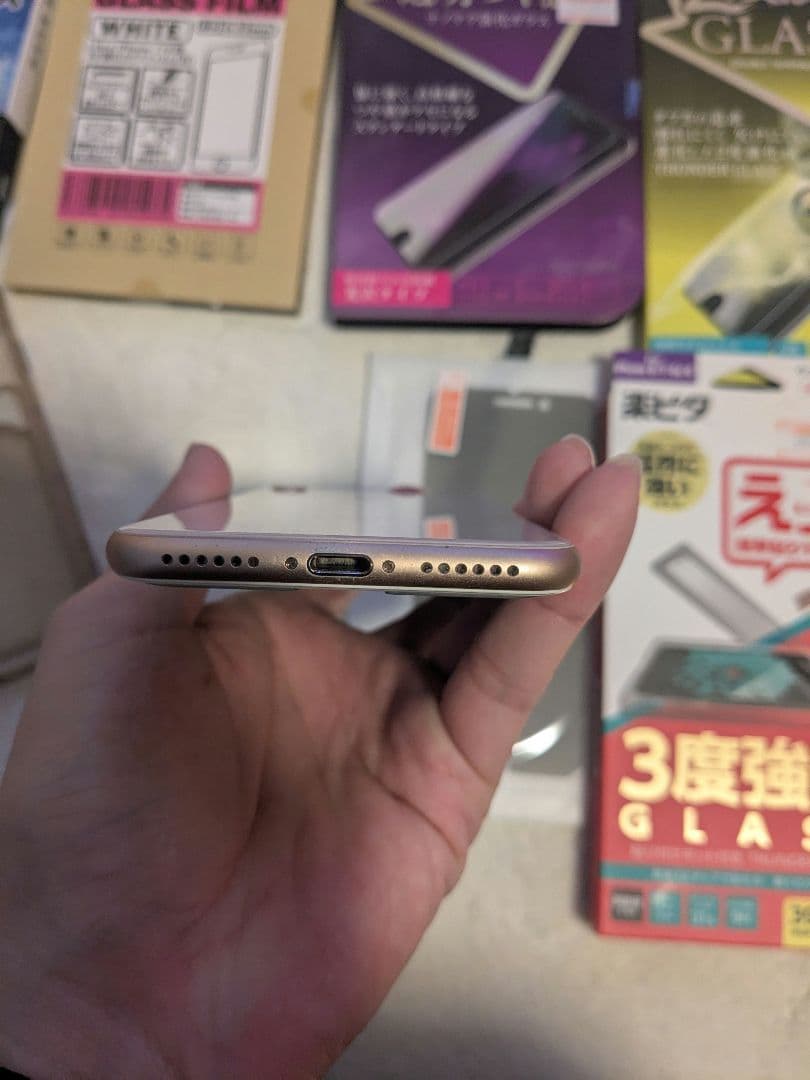 iPhone 8 本体　SIMフリー　高額ガラスフィルム　交換用バッテリー付き
